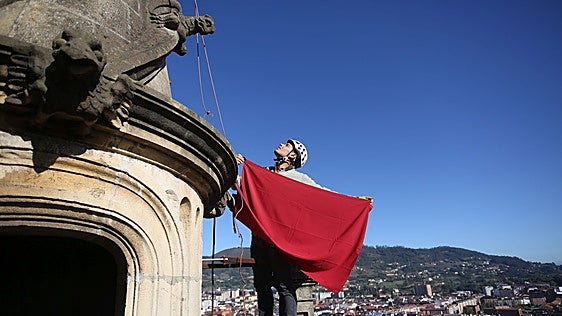 Las banderas de la Perdonanza ya ondean en la torre de la Catedral de Oviedo