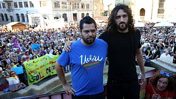 El apoyo de la sociedad ovetense a los activistas agredidos, en imágenes: «Asturias será la tumba del fascismo»