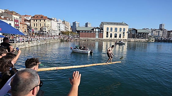 La folixa se desliza en los barrios de Gijón con historias de superación, homenajes y reencuentros
