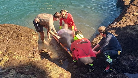 Rescatan a un hombre que cayó al agua con su silla de ruedas en la rampa de La Tijerina en Llanes