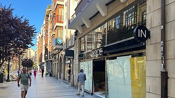 Una firma de moda juvenil femenina abrirá en el local que dejó libre Inside en la calle Corrida de Gijón