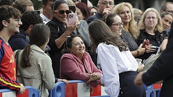 «¡Letizia, Letizia, yo estudié contigo!»: las anécdotas en la visita de la Reina a Oviedo
