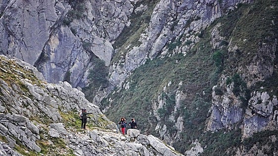 Muere una senderista noruega tras despeñarse en la Ruta del Cares al perder el equilibrio con su mochila