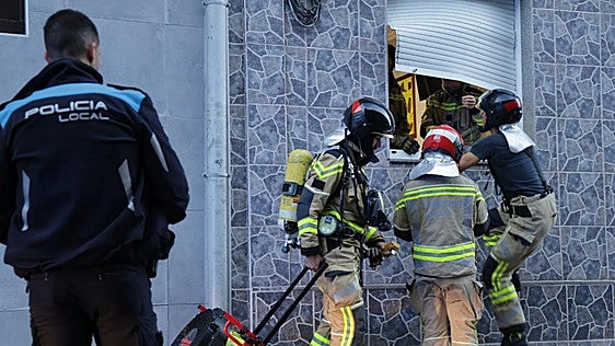 Explota una bolsa de basura en un edificio en Gijón y destroza un portal y la puerta de un piso: «Creíamos que era una bomba»