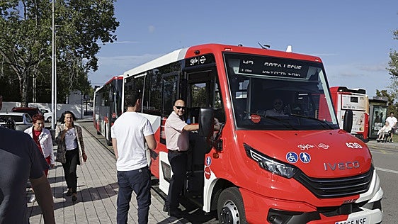 La zona rural de Gijón ya se desplaza en sus nuevos microbuses: «Contar con esta línea me ha salvado la vida»
