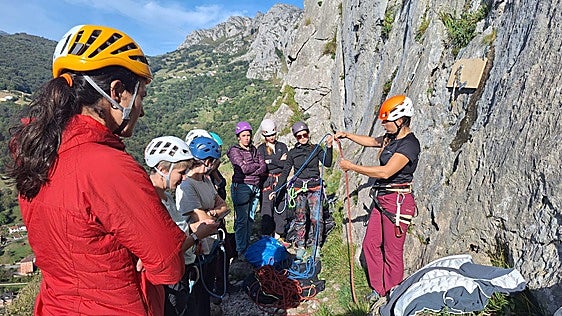 La Muyerada celebra su VII Alcuentru en los picos de Morcín
