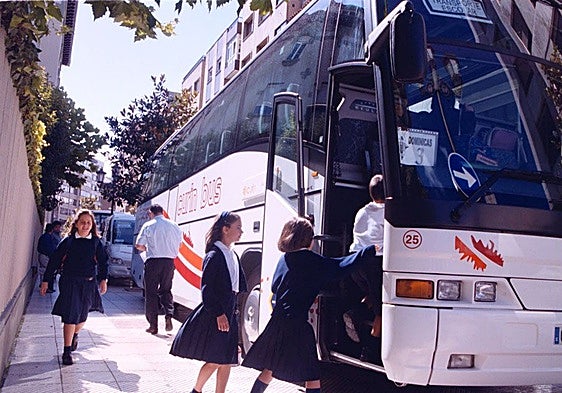 IU y Vox de Oviedo exigen soluciones para el transporte escolar en Llovera