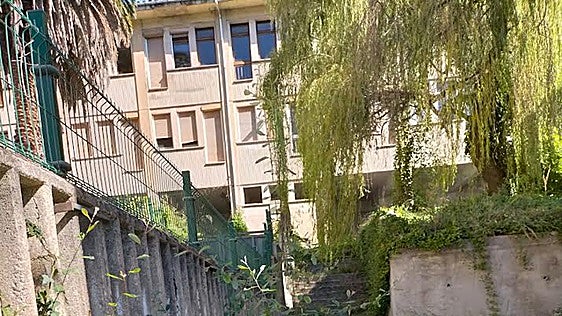 Malestar por el estado de las antiguas escuelas de Caborana