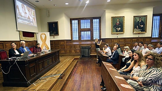 Galbán premia los trabajos de Noemí Furones y Olaya Fernández por sus aportaciones sobre cáncer infantil