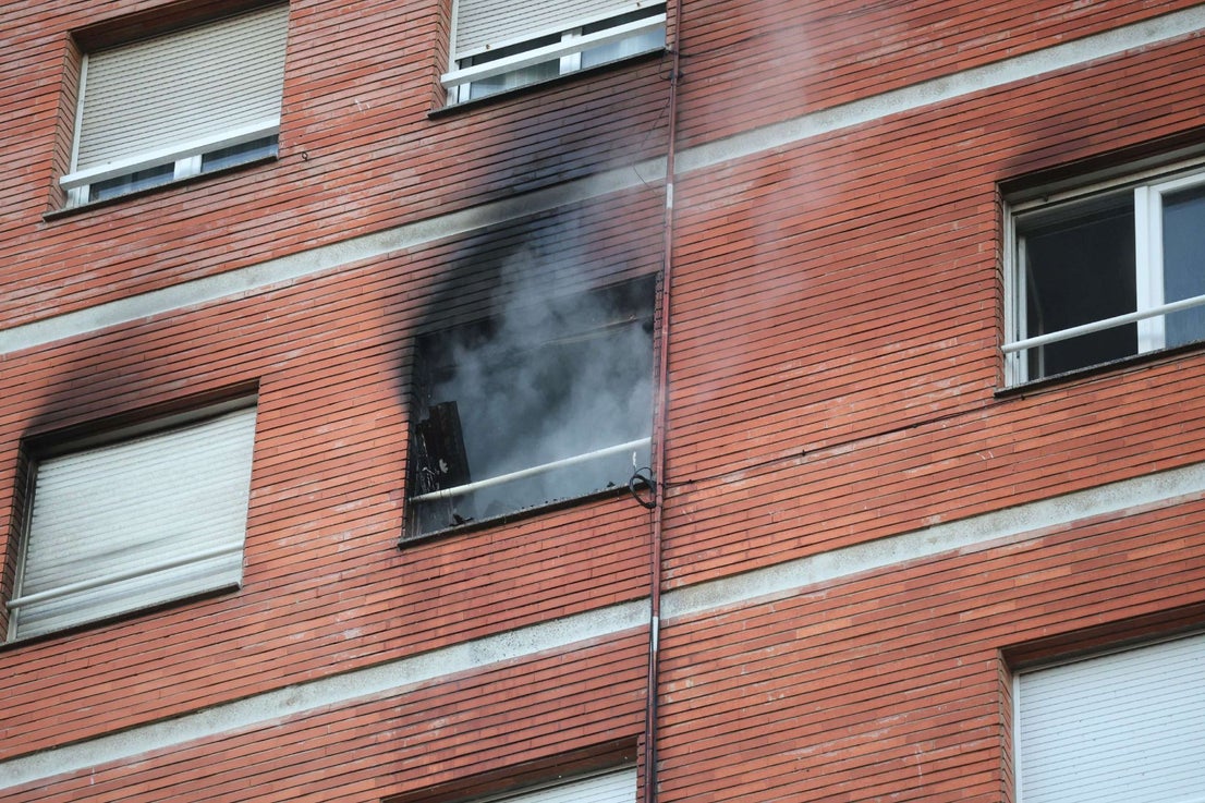 Rescatan a un perro en un incendio en un piso de Gijón