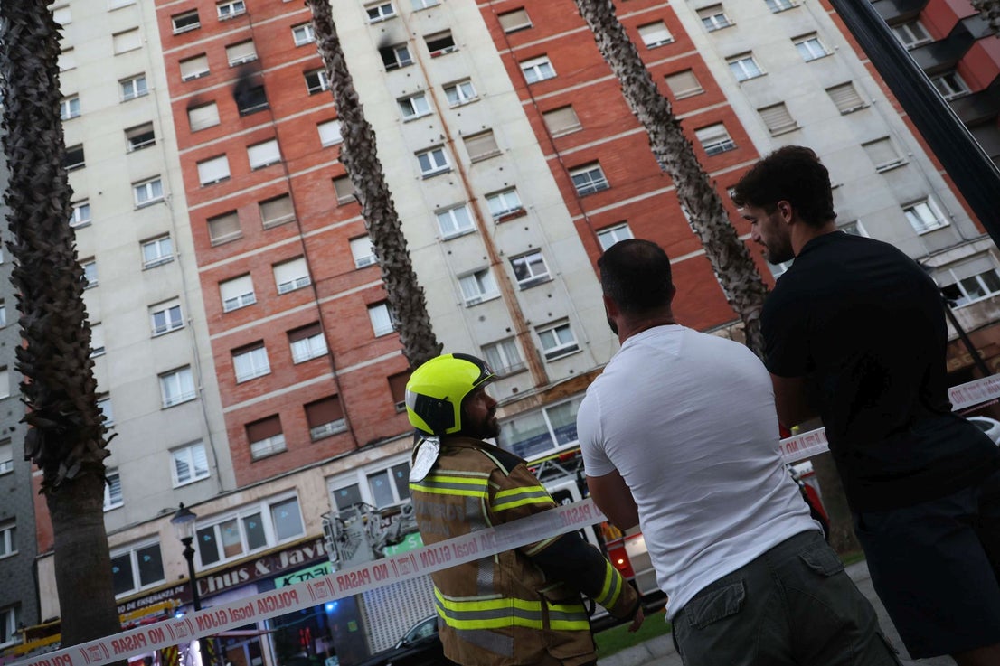Rescatan a un perro en un incendio en un piso de Gijón