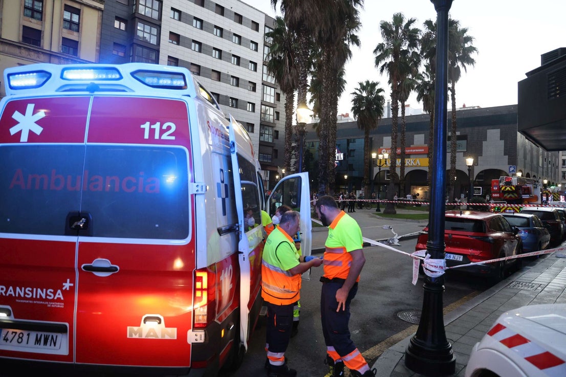 Rescatan a un perro en un incendio en un piso de Gijón