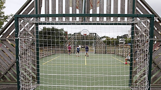 Castrillón renovará la pista polideportiva del parque de La Deva en Salinas tras 15 años de uso