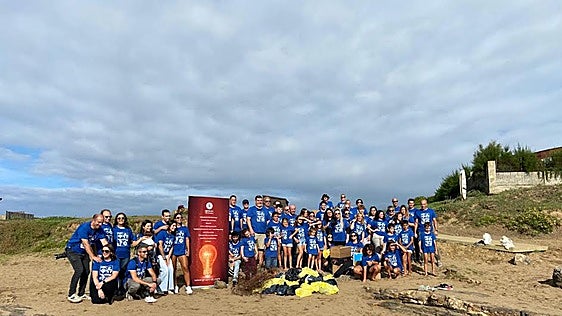 68 voluntarios del Grupo Díaz Carbajosa limpian la playa de Verdicio