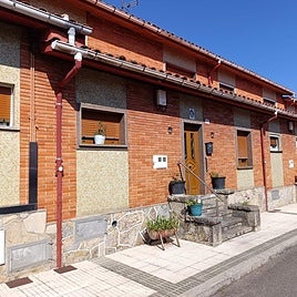 Vista de uno de los grupos de viviendas del poblado de La CamochaDetalle de uno de los querubines