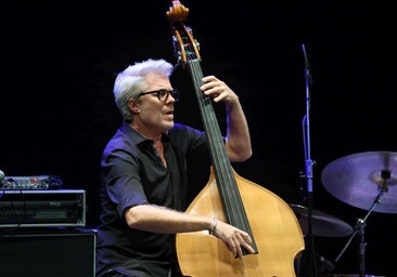 Kyle Eastwood, hijo de Clint Eastwood, en el teatro Palacio Valdés de Avilés.