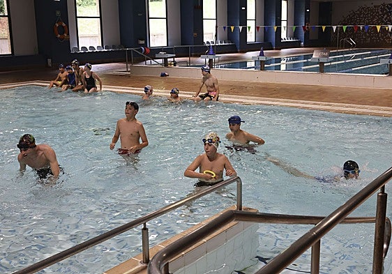 Usuarios de la piscina municipal de La Magdalena de Avilés.