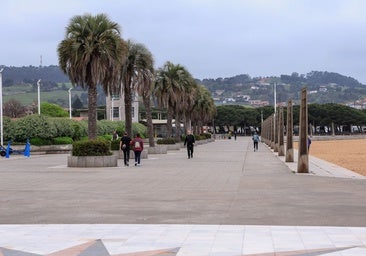 Paseo de la playa de El Arbeyal, que el Puerto estudiará conectar con Marina Yates, ahora integrado en el perímetro portuario.