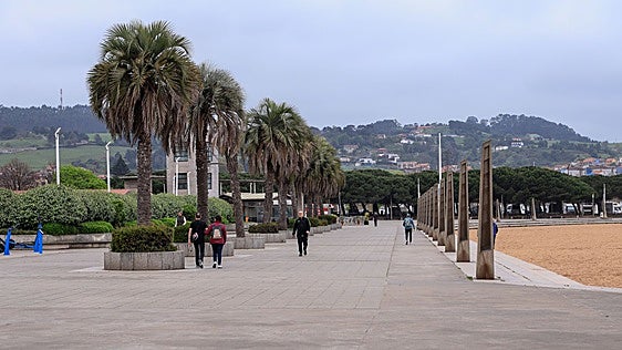 Paseo de la playa de El Arbeyal, que el Puerto estudiará conectar con Marina Yates, ahora integrado en el perímetro portuario.