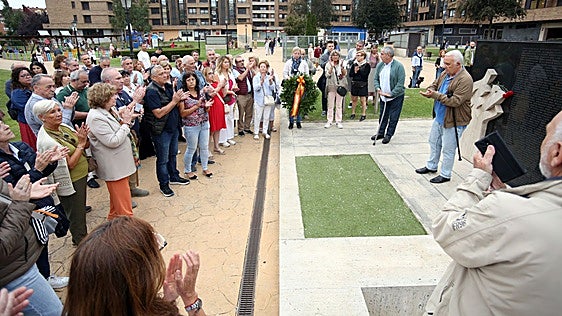 Un instante del homenaje a las víctimas del terrorismo ante el monolito de la plaza de Ángel González.