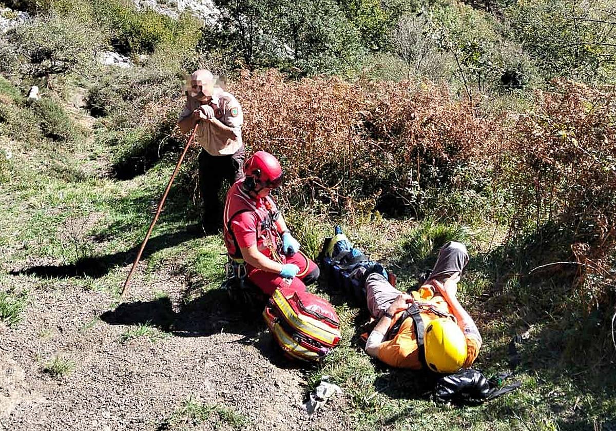 Doble rescate de montaña en Asturias: auxilian a un cazador herido en ...