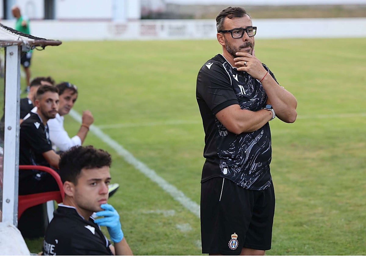 Photo: elcomercio.es Real Avilés: Yago Iglesias Plans Tactical Shift and Lineup Changes for Unionistas Clash