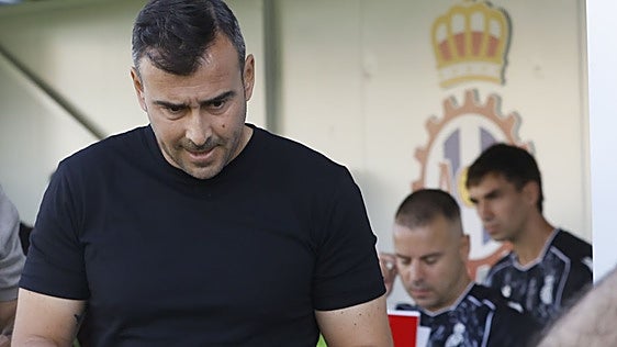 Yago Iglesias, «encantado» con el Real Avilés: «Cada vez estamos más tiempo con balón en campo contrario»