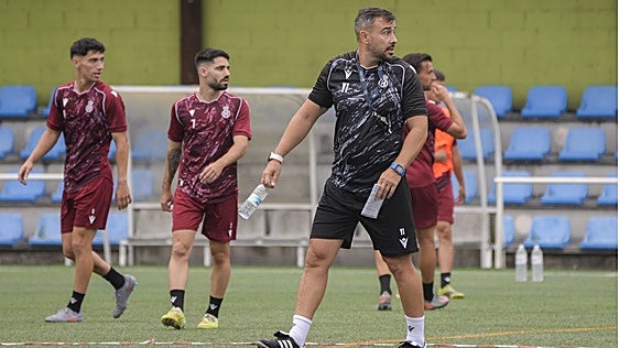 Yago Iglesias, entrenador del Real Avilés: «El estilo del Barakaldo no nos viene bien»