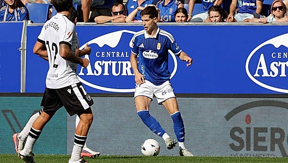Estanis Pedrola, extremo del Real Oviedo: «Ya estoy a disposición del míster para lo que necesite»