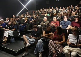 El público, durante el estreno en los Cines Embajadores Foncalada de Oviedo