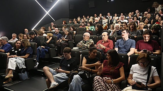 'La bola negra' llena su estreno en Oviedo