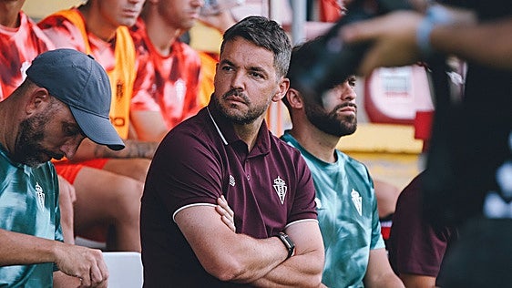 Larcamón, entrenador del Sporting: «La salida de Duba nos propone un reto para lo que resta de mercado»