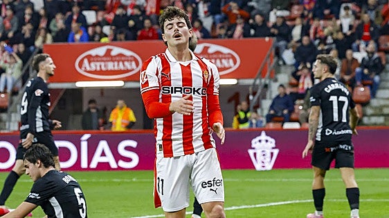 El futbolista canterano Dani Queipo deja de ser jugador del Sporting