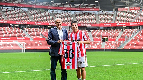 La primera vez de Bruno Rubio en el Sporting: «Quince minutos en El Molinón lo valen todo»