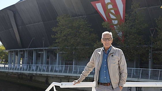 Carlos García Cuervo, ayer, delante de El Molinón.