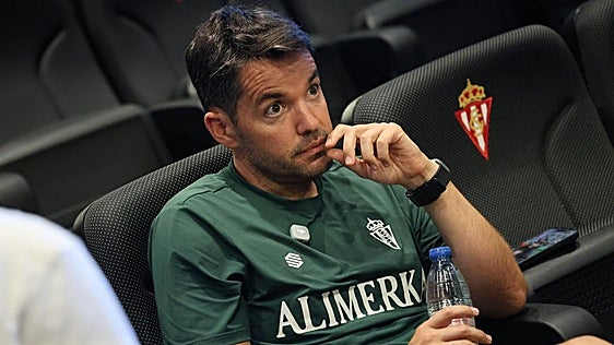 Larcamón, ante el derbi asturiano: «Vamos a Oviedo con la idea de dominar el partido»