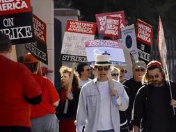 Un grupo de guinistas de series de televisión en una protesta frente a los estudios de Warner Bros en California. /archivo