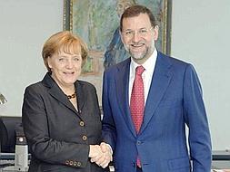 a canciller alemana y presidenta de la Unión Cristianodemócrata Alemana (CDU), Angela Merkel, saluda al presidente del Partido Popular español, Mariano Rajoy , a quien recibió hoy en su despacho. /EFE