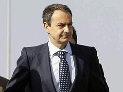 El Presidente del Gobierno, Jose Luis Rodriguez Zapatero, durante su visita esta mañana a la plataforma solar de Abengoa en Sanlúcar la Mayor. /EFE