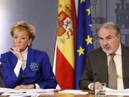 Los vicepresidentes del Gobierno, María Teresa Fernández de la Vega y Pedro Solbes, durante la rueda de prensa posterior a la reunión del Consejo de Ministros en La Moncloa. /EFE