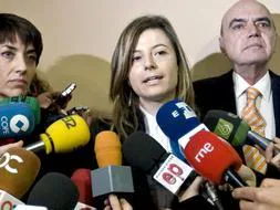 La ministra de Igualdad, Bibiana Aído atiende a los medios tras la inauguración del juzgado de Violencia sobre la Mujer 1 de Cádiz./ Efe