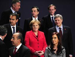 Rodríguez Zapatero y Angela Merkel posan, entre otros líderes, para los medios antes de la cumbre del G-20. / Ap