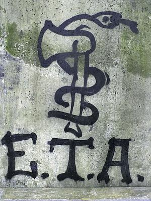 Pintada en favor de la banda terrorista en Galdakao, Vizcaya. / Archivo
