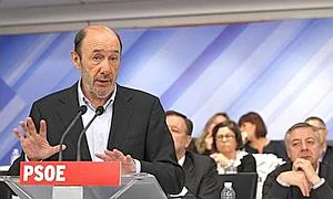 El candidato de los socialistas en las elecciones del 20N, Alfredo Pérez Rubalcaba, durante su intervención ayer en la reunión del Comité Federal del partido. / Efe