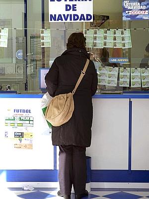 Una ciudadana compra lotería. / Efes