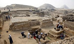 Trabajos arqueológicos en a localidad monumental de Saqara. / Archivo