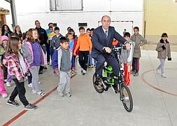 El primero en contestar, el alcalde de Casalarreina (La Rioja), prueba la flamante bici eléctrica. / Foto: Andoni Gascón