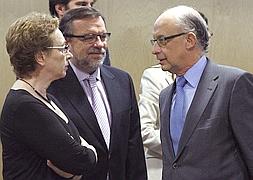 Montoro habla con la consejera de Hacienda de la Junta de Andalucía, Carmen Martínez Aguayo. / Foto: Efe | Vídeo: Atlas