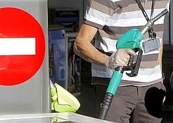 Un conductor reposta hoy en una gasolinera de Madrid. / Foto: Agencias | Vídeo: Atlas