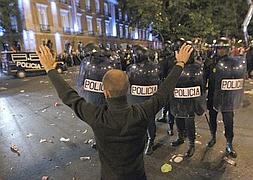 Los manifestantes profieren gritos a la Policía. / Efe | Atlas